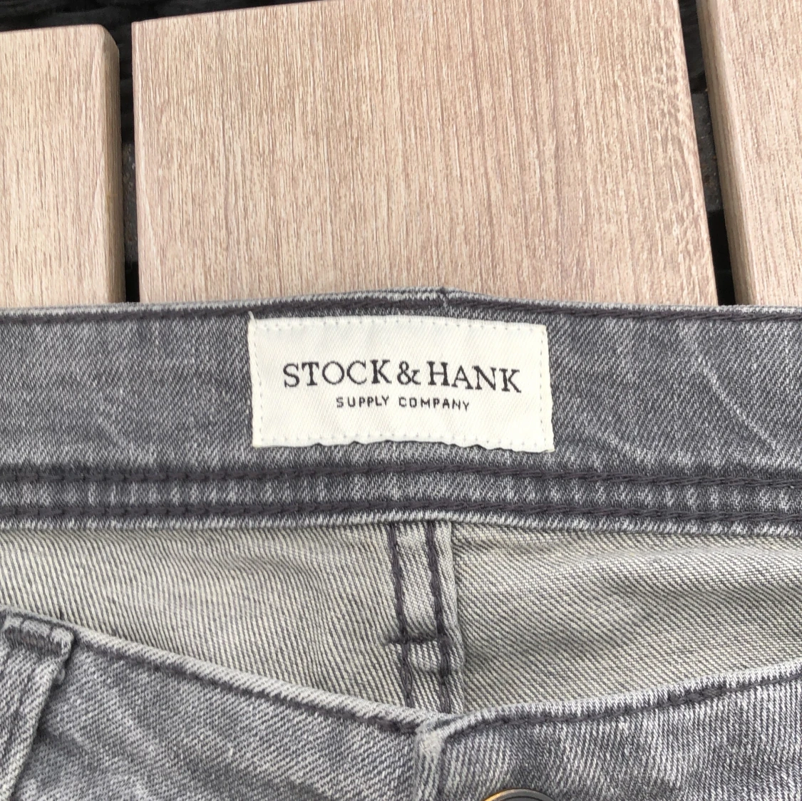 Grå jeans från Stock & Hank - 2