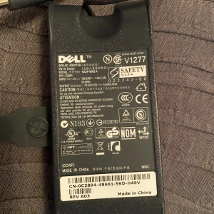 Dell PA-10 Family 90W AC Adapter - Original Dell PA-10 Family 90W AC adapter, modell NADP-90KB A. Passar många Dell laptops. Adapter och kabel i gott skick, inga synliga skador eller slitage. Perfekt som reserv eller ersättning till din Dell laptop.