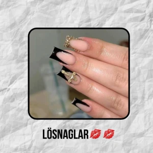 Svarta och guldiga lösnaglar💋💋 (ALL SIZE) - Snygga lösnaglar med svart fransk tipp och nude bas. Två naglar är dekorerade med guldiga stenar och en med ett kors i guld. Naglarna har en fyrkantig form och ger en lyxig känsla. Vid intresse är du välkommen att kontakta mig för dina framtida favoriter!💋❤️