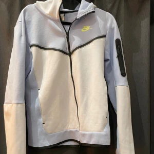Nike tech fleece i babyblue och vit. - Nike tex fleece i storlek xs. Använd fåtal gånger. Köpt för 1349. 