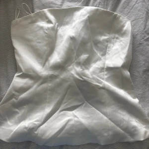 Vit topp  - Vit topp från Zara, oanvänd