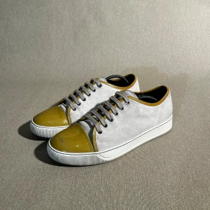 Lanvin dbb1 - Lanvin dbb1   Fräscha skor som får dig att stå ut. Ett unikt och utmärkt val.  Storlek: 42 EU | Färg: Ljus beige & Gul | Skick: Bra skick | Material: Mocka | Tillbehör: Inget | Pris: 1399kr | Obs: Färgen på skorna är delvis missledande pga av kamera, beiga i person | Dm för frågor.