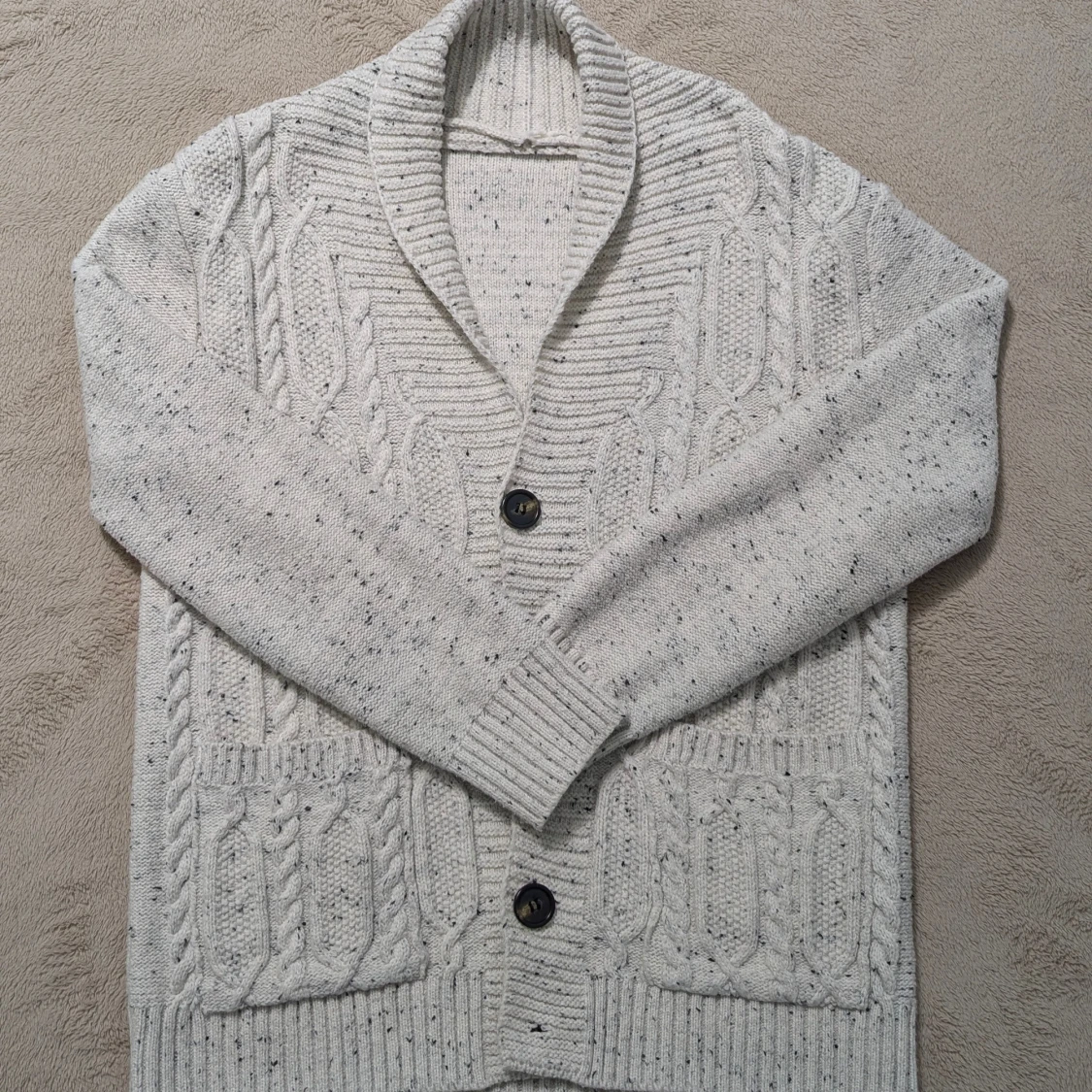 Ljusgrå stickad cardigan med knappar