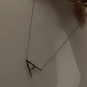 Halsband med bokstaven A från ioaku - Ioaku halsband med bokstaven A i silver 