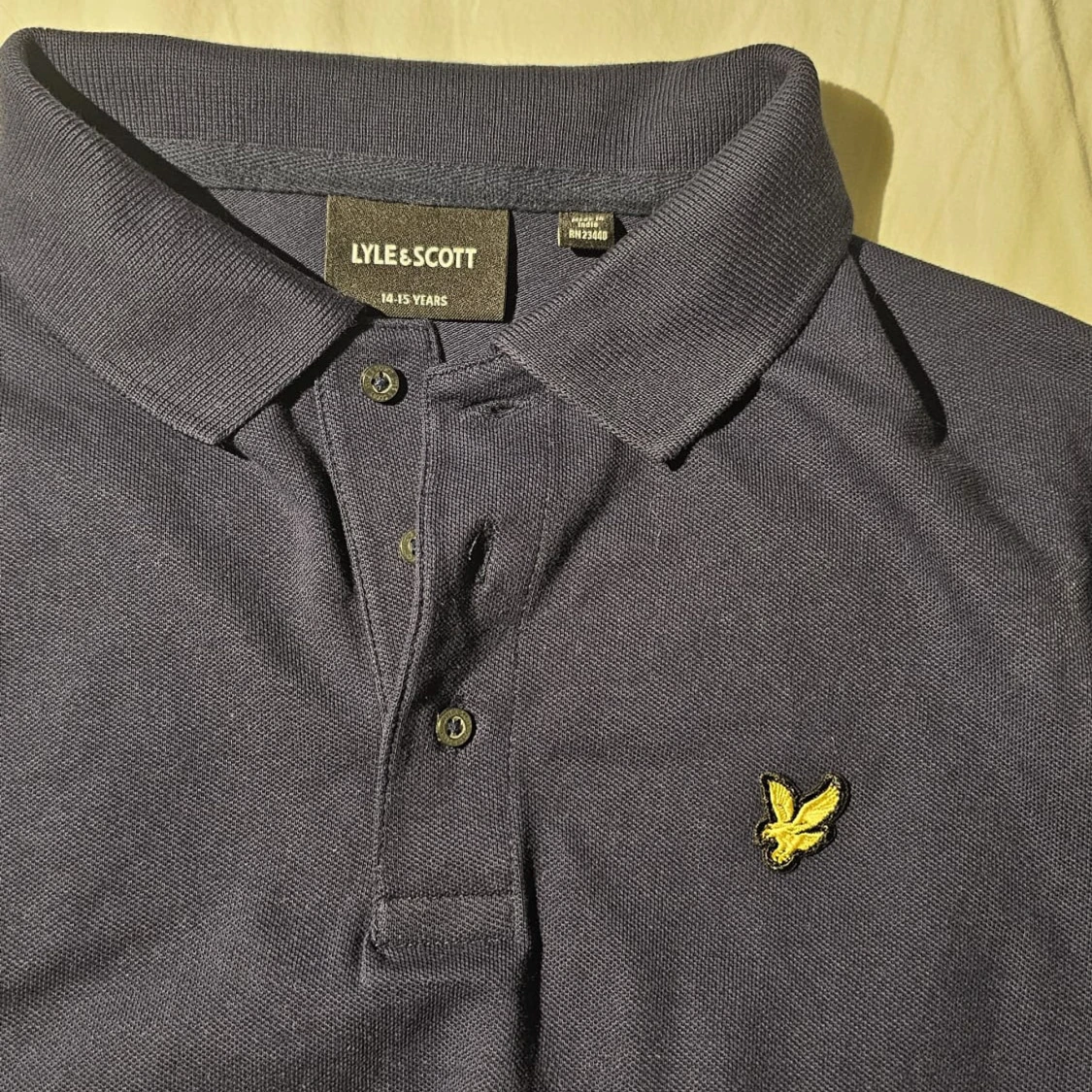 Marinblå pikétröja från Lyle & Scott