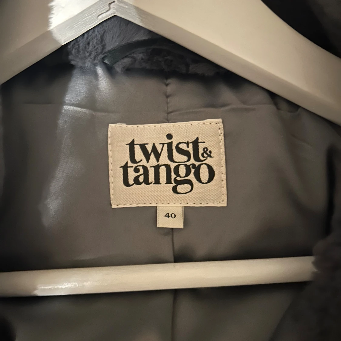 Grå pälsjacka från Twist & Tango - 2