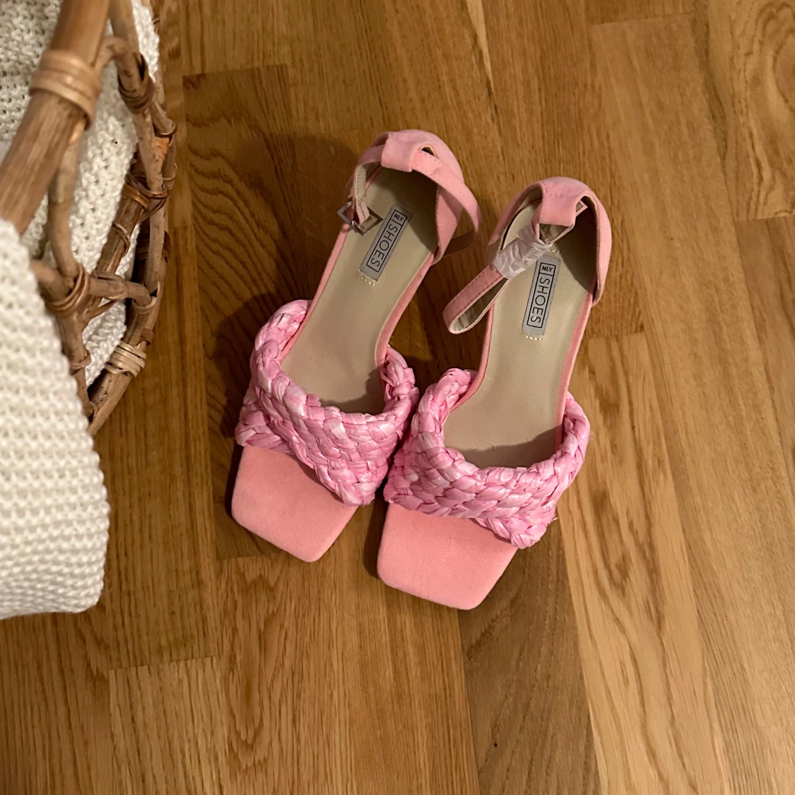 Rosa klackar med flätad rem och klack - 1