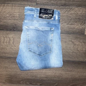 Replay Jondrill jeans  - Säljer ett par Replay jondrill jeans i ljusblå tvätt med snygga slitningar och klassiska fem fickor. Jeansen har skinny passform och är tillverkade i stretchig bomullsdenim för en bekväm känsla. Midja 39cm, längd 105cm. JAG SKICKAR INGA FLER BILDER NÄR JAG BÄR JEANSEN:) s2 