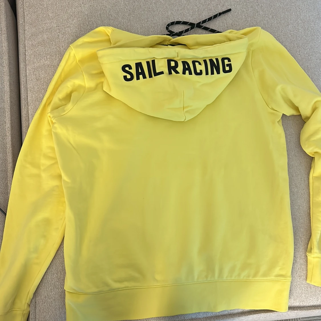 Gul hoodie från Sail Racing - 1