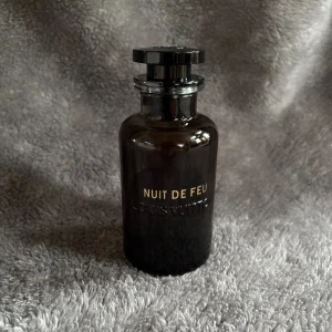 Louis Vuitton Nuit De Feu parfym - Lyxig parfym från Louis Vuitton med elegant design och exklusiv förpackning. Perfekt för dig som vill sticka ut med en ikonisk accessoar från ett av världens mest kända modehus. Flaskan har en stilren look och lock med LV-logga. Omkring 50% kvar. 