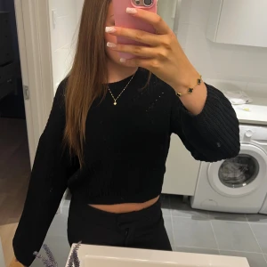 Kappahl Stickad tröja - Fin svart stoickad tröja från Kappahl i storlek 170/S. Tvättad några gånger och är i bra skick. 