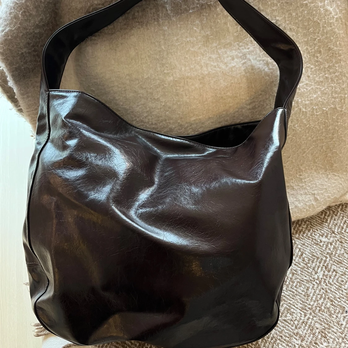 Stor mörkbrun axelväska i skinn - 4