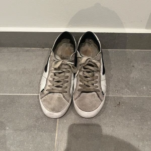 Diesel skor - 43 - Säljer dessa riktigt feta diesel skor i storlek 43. Lite halvdant skick med lite allmäna defekter (se bild 4 o 5). Pga skicket kör vi 200. Hör av er vid minsta funderingar.