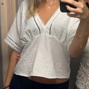 Vit Zara blus  - Säljer denna jättefina och trendiga blusen från Zara❤️ 