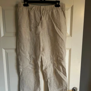 Beiga linnebyxor med snörning - Jag är 185cm 80kg