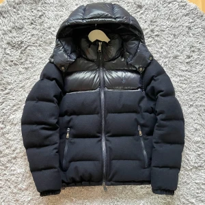 Ralph Lauren hybridjacka  - Säljer min väldigt eftertraktade Raffe jacka! | Mycket fint skick utan defekter bara lite damm som syns på bilderna! | Storlek M. | Ställ gärna frågor innan du köper!