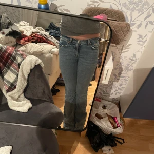Ginas perfect jeans blå bootcut  - Säljer ett par blå bootcut jeans i blå tvätt.Jeansen har fem fickor, knapp och dragkedja fram samt Levis läderpatch bak i midjan. Snyggt slitna och sitter tajt över låren med utsvängda ben. 