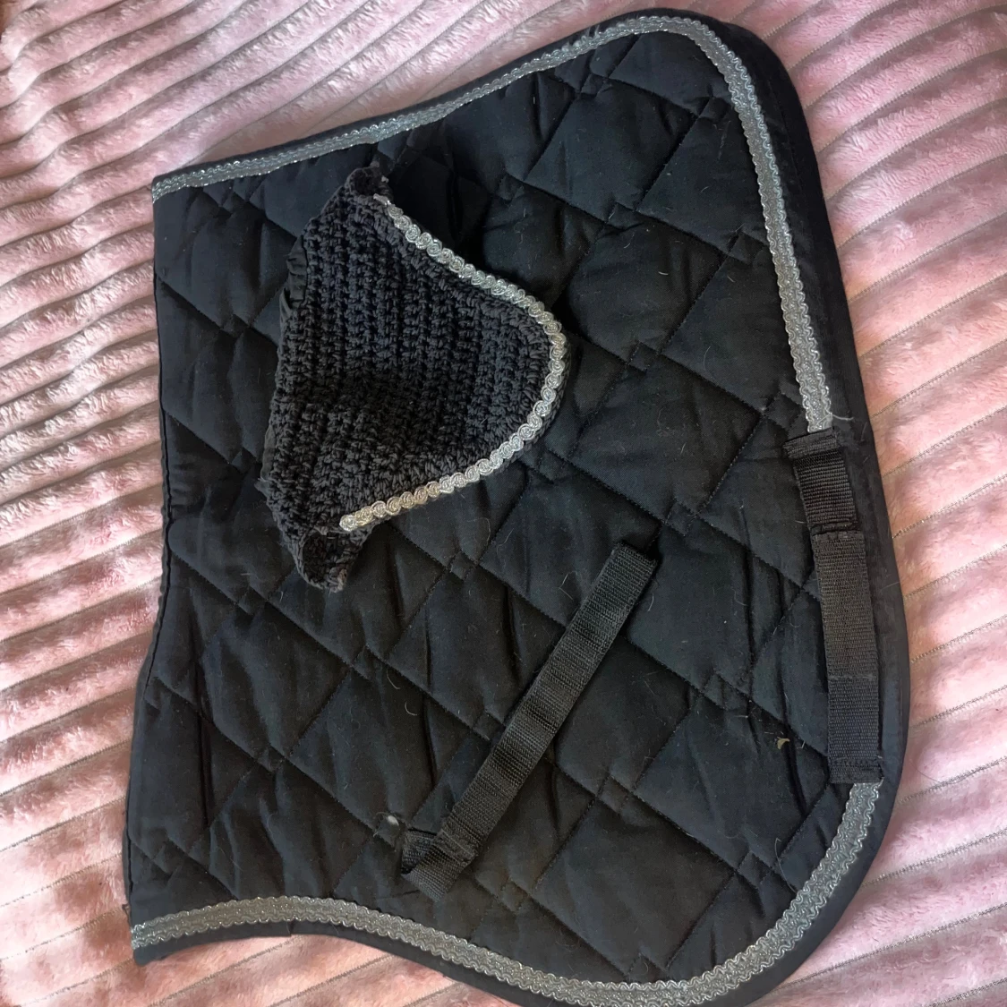 Svart virkad huva med silverkant - 1