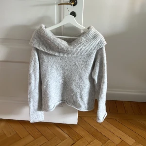 Off shoulder tröja🫶🏽 - Säljer denna super fina stickade  off shoulder tröjan! Har användt den Max 3 gånger, har inga fläckar och är allmänt i mycket bra skick💕 nypris va ish 450-500