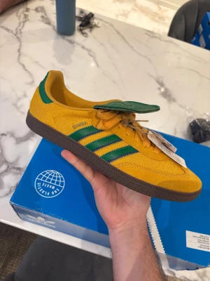 Adidas Samba OG LT - Adidas Samba sneakers, ganska sällsynta. Har inte använts och är bra som julklapp då kartong och lappar medföljer. Dessa köptes på välgörenhetsevent. Kika gärna på mina andra skor skor som finns på profilen. 