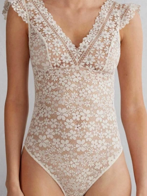 Vit spetsbody från intimissimi - Säljer en vit body i spets från intimissimi med blommigt mönster och v-ringad hals både fram och bak som inte säljs längre. Endast använd en gång och i nyskick därav priset. 