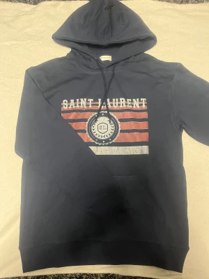 Saint Laurent hoodie - En fin saint laurent hoodie, köpt på plick men alla tags finns och den är bra kvalitet, skick (9/10). Passar 175-180 cm lång. Skriv vid någon fundering🤙