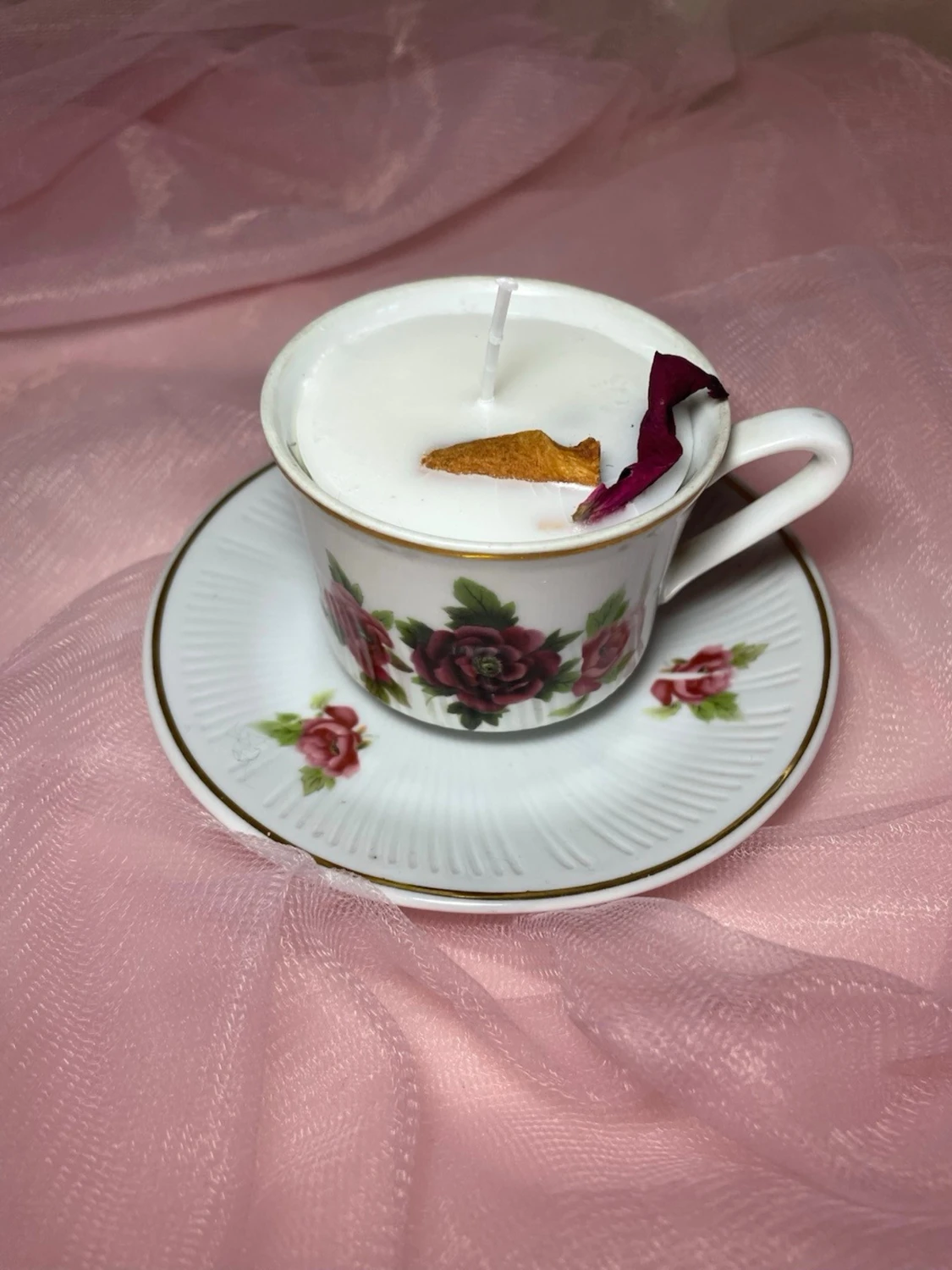 Doftljus i en tekopp i en vit färg med rosa blommor på nr 2 - 2