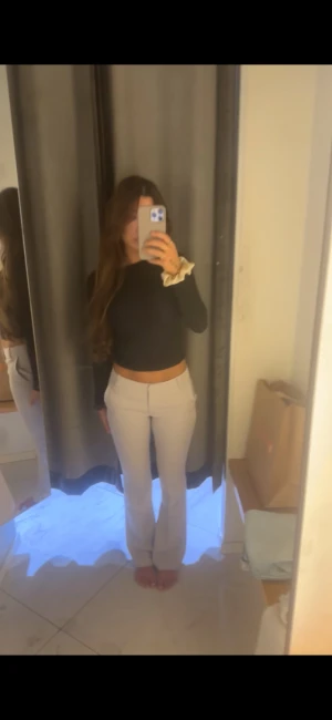 Beiga bootcut kostymbyxor - Snygga beiga kostymbyxor med väldigt låg midja. Oanvända då de hann bli försmå innan jag fick tillfälle att använda dom