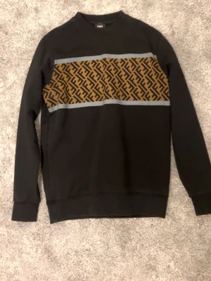 Svart Fendi sweatshirt med logomönster - Fet Fendi tröja, finns nfc scan som tar dig till deras hemsida. Den är sparsamt använd.