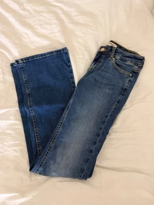 Blå flared jeans från ONLY XS - Snygga blå jeans från ONLY i modell ONLBLUSH LW FLARED. Aldrig använda då det var för långa för mig. Pris kan diskuteras