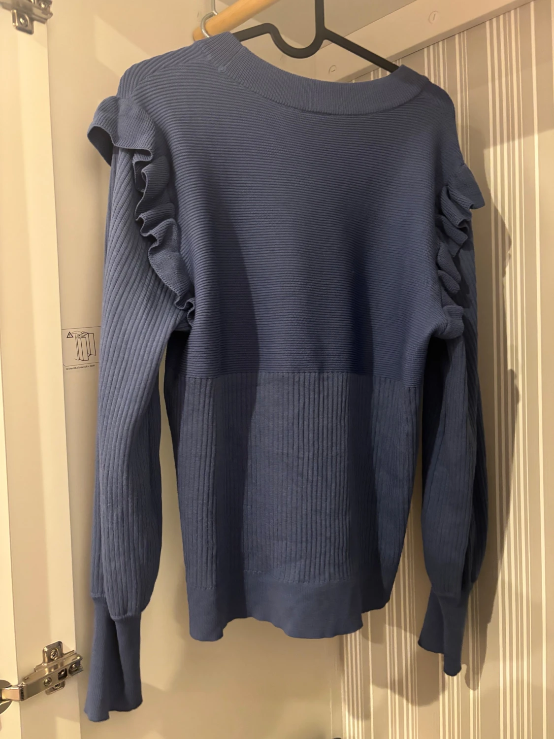 Blå stickad tröja med volang från Vila - 1