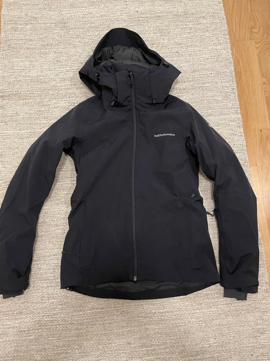 Svart skidjacka Peak Performance