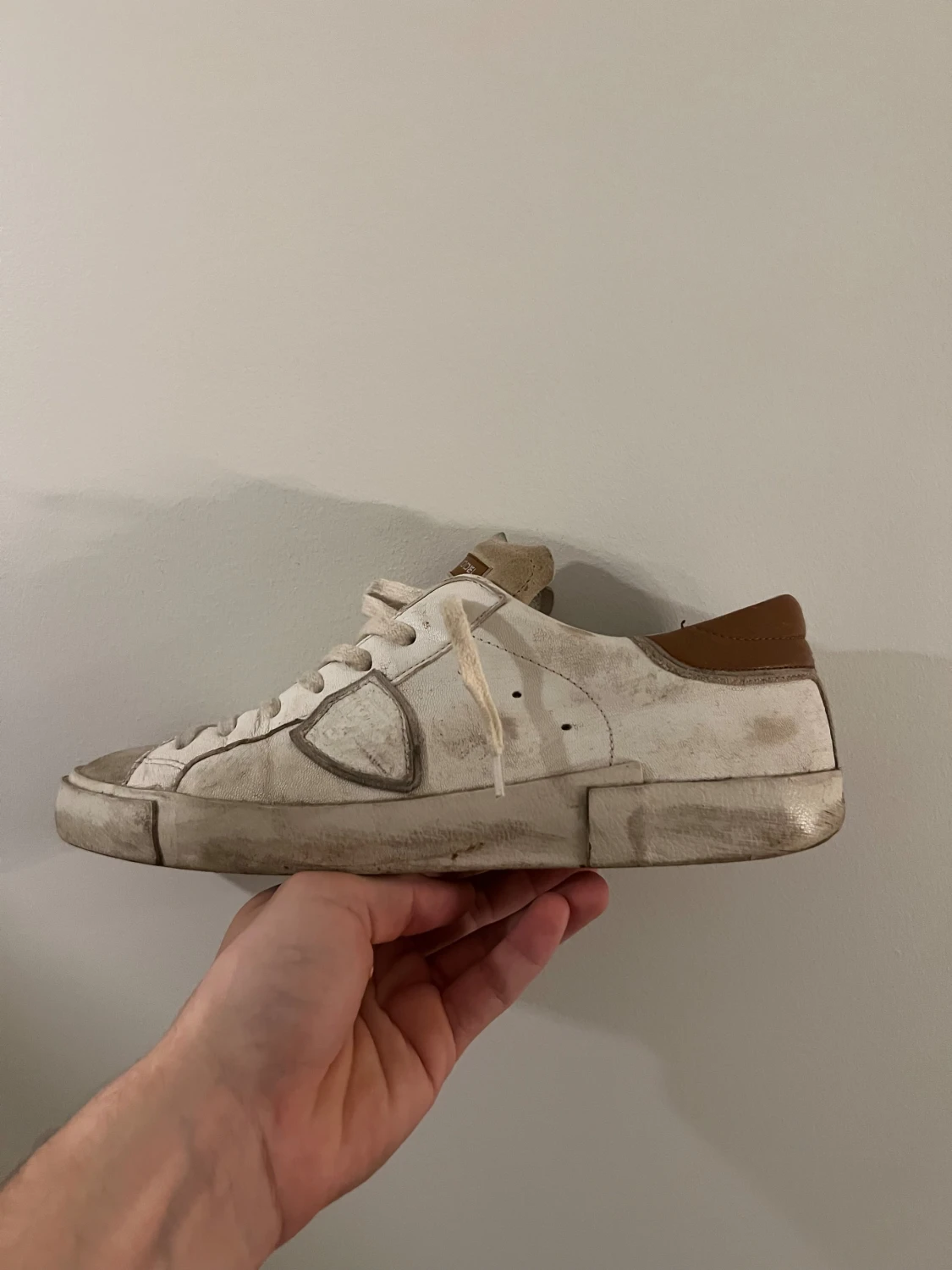 Philippe Model vita sneakers med bruna detaljer