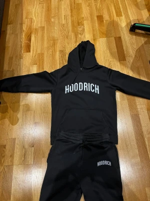 Hoodrich tracksuit  - Säljer en skön Hoodrich tracksuit, jätte bra passform och extremt stilig den är lite tunn av sig men kan användas på vintern också! Säljs så billigt för att den är tunn. 