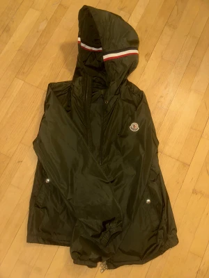 Moncler Grimppeurs dunjacka mörkgrön (ÄKTA) - Äkta Gimpeurs windbreaker jag är down för både bud och trades det är bara att kontakta.       Nypris: 12 000
