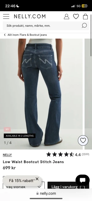 Bootcut jeans med låg midja från Nelly - Snygga blå bootcut jeans från Nelly med låg midja och coola kontrastsömmar på bakfickorna. Jeansen har klassisk femficksdesign, knapp och dragkedja framtill samt ett mjukt jeansmaterial som sitter skönt. Perfekt för dig som gillar retrovibbar och avslappnad stil. 