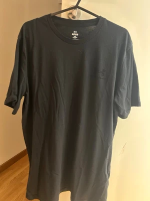 Under armour T-shirt  - Svart Under Armour T-shirt använt fåtal gånger