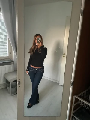 Mörkblå bootcut jeans med vita sömmar - Snygga mörkblå jeans med bootcut och lågmidjade från gina young i storlek 152 motsvarar typ storlek 32🥰 I mycket god skick och använt sparsamt. Hör av dig för fler frågor🥰
