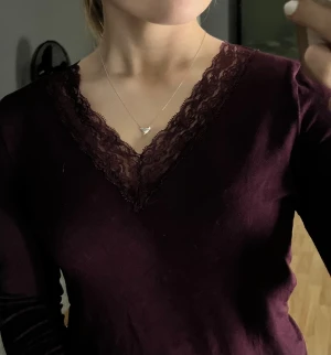 Vinröd tröja  - Superfin men kommer inte till andvänding. Storlek 170, jag som bär xs tycker denna sitter bra. V ringad spets, inget i ryggen. Hör av dig vid frågor osv🥰