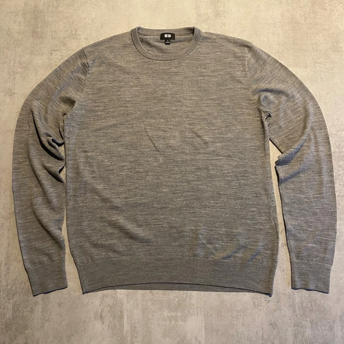 Grå stickad tröja från uniqlo 