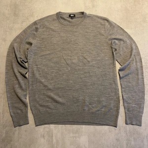 Grå stickad tröja från uniqlo  - Jag Säljer en fet stickad tröja från uniqlo| skicket på tröjan är bra 8/10 | storlek S| ny pris 700: mitt pris är 199 | skriv vid frågor och funderingar  