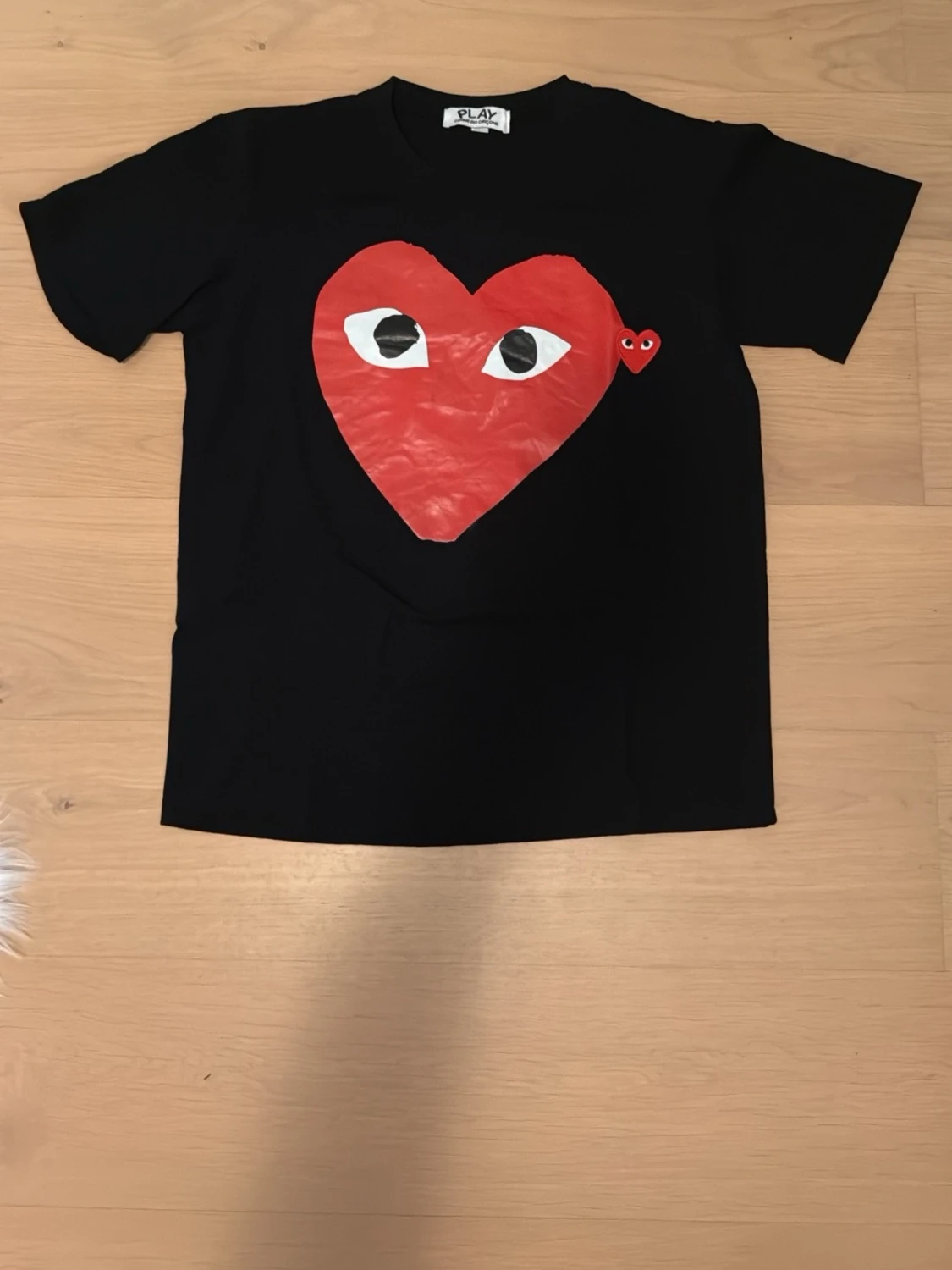 Svart Comme des Garçons Play t-shirt