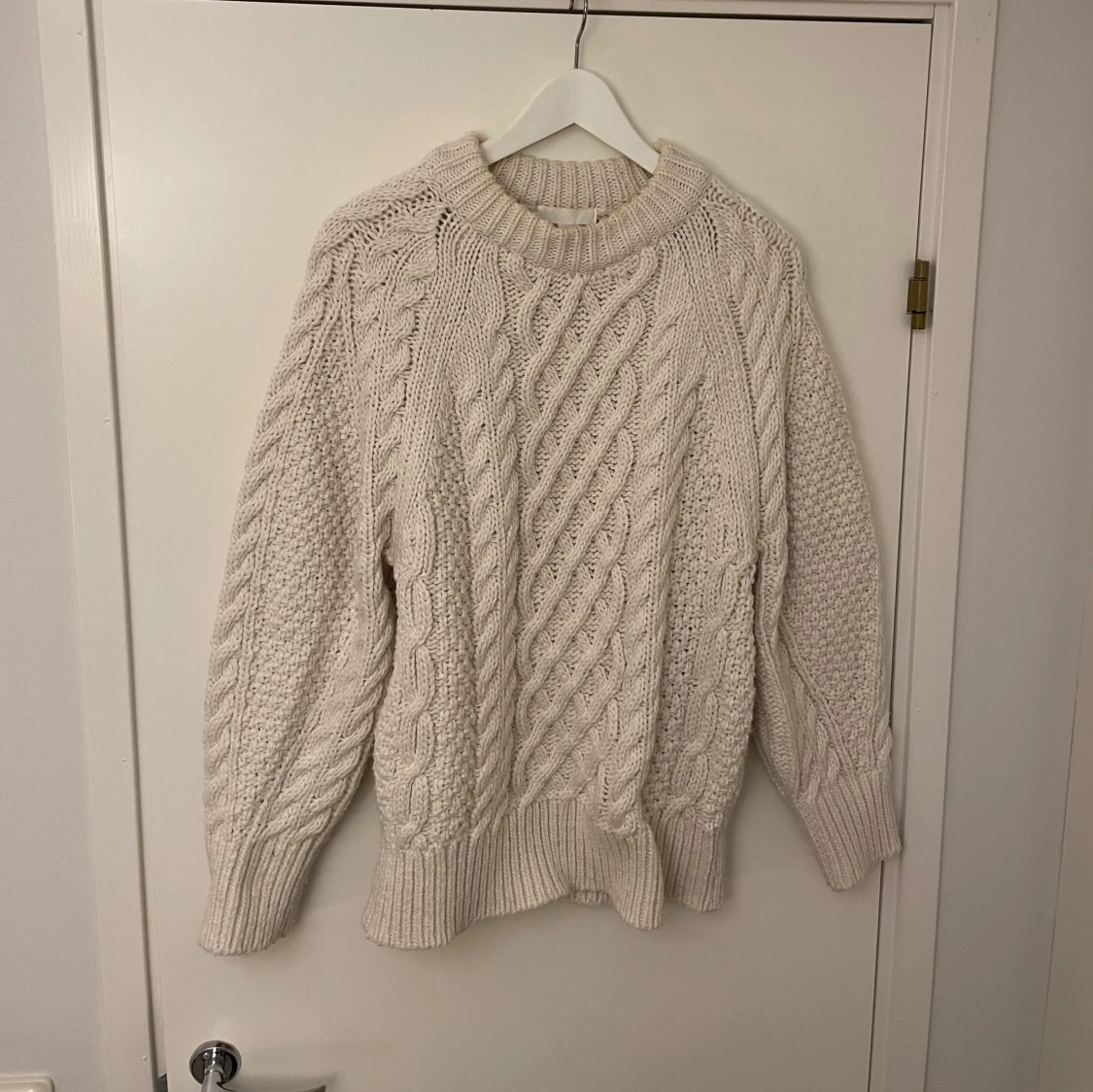 Oversized Beige stickad tröja med kabelmönster