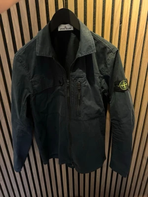 Stone Island Overshirt - Skicket är helt nytt och den är äkta såklart då man kan skanna certilogo koden. Storleken är M och kontakta gärna vid frågor