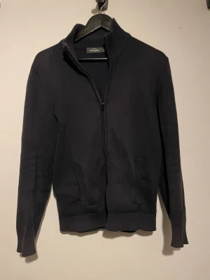 Mörkblå kofta från Dressmann - Fullzip från dressman. Väl använd fast inga skador eller defekter