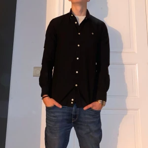 Svart skjorta från Morris - Svart skjorta från Morris i storlek S.  Fint skick till ett bra pris. Nypris: 1299kr. Mitt pris: 349kr. Vid frågor eller funderingar, tveka inte att höra av dig.