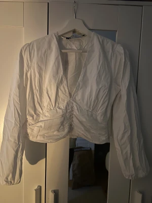 Blus - Vit blus från Zara i strl S. En knapp saknas längst ner på ena armen.