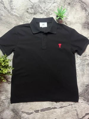 Ami Paris❣️ - Ami Paris 👕  - Storlek: S 📏  - Skick: 9,5/10♻️   - Pris: 475kr💵   - Färg: Svart/Röd - Frakt: Fraktas samma dag, anländer till ditt hus inom 3-4 dagar🚚   Tveka inte att skriva vid minsta fråga!💭