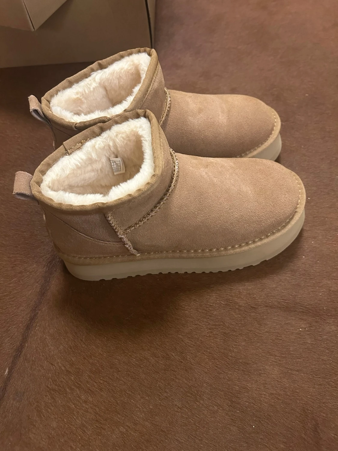 Beige UGG boots med fårskinn - 4