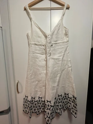vit linneklänning - helt oanvänd vit klänning med svarta detaljer från clarie.dk! originalpris: 1499 kr